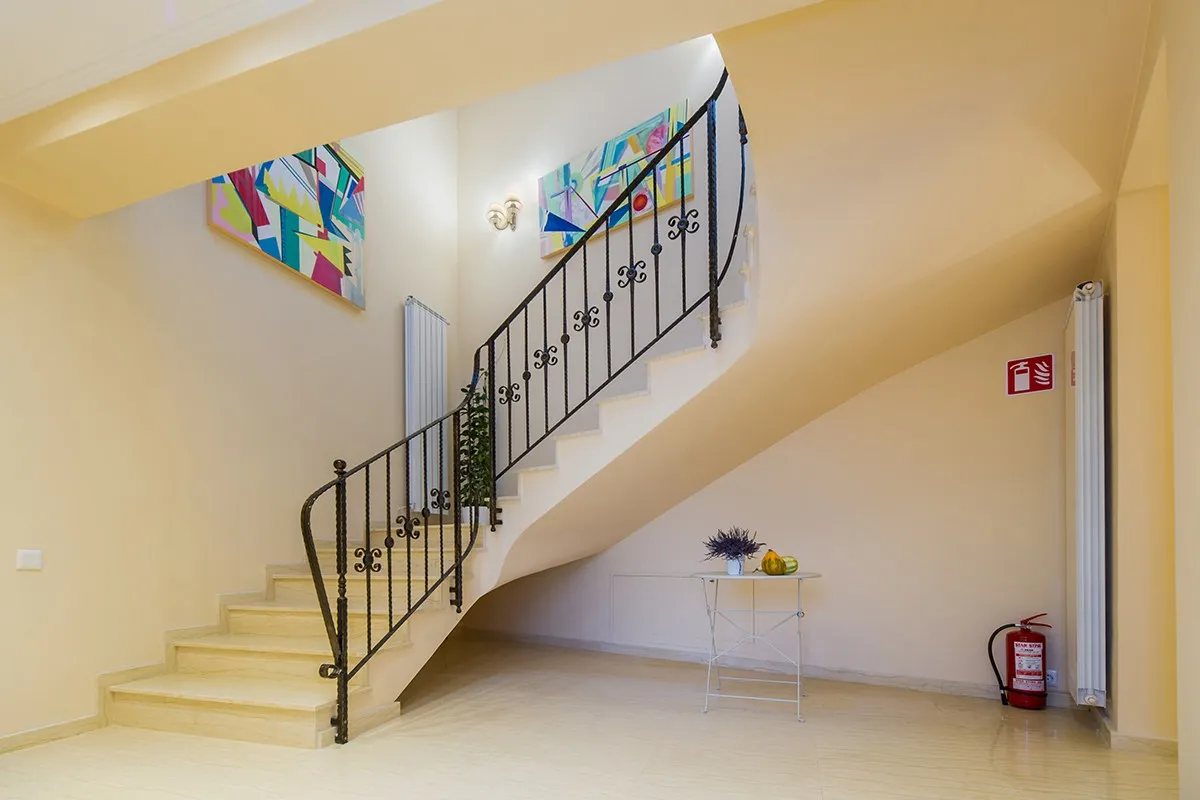 Scara interioară în spirală, cu balustradă din fier forjat