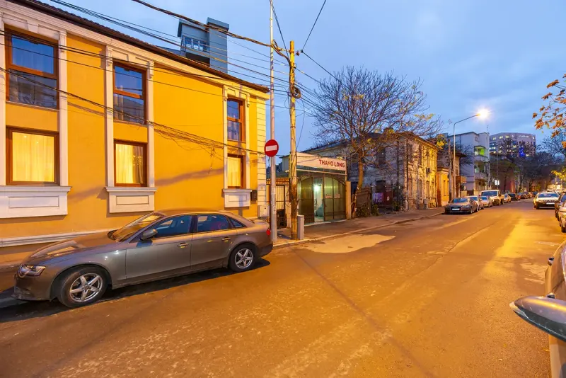 Strada Bucur seara, în dreptul casei de la numărul 9